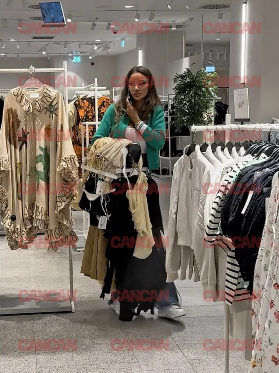 Bianca Drăgușanu și-a făcut fenta în mall Foto CANCAN.RO