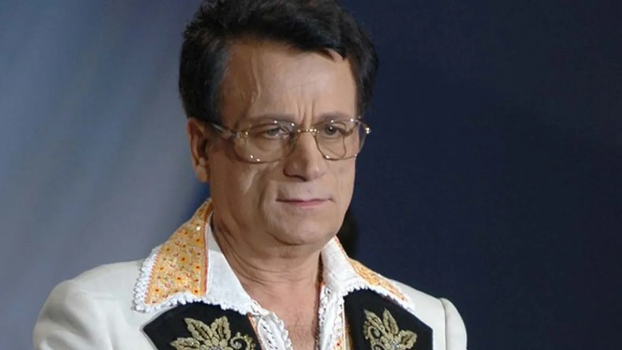 I-au împodobit locul de veci cu zeci de globuleţe şi… Familia i-a transformat mormântul lui Ion Dolănescu într-un ”brad de Crăciun”!
