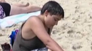 VIDEO A mers la plaja si a fost ingropat de viu in nisip