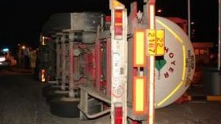 PERICOL  IN BUCURESTI O cisterna cu gaz petrolier lichefiat, rasturnata intr-un accident