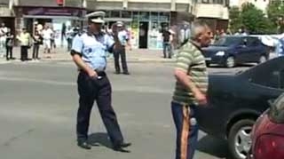 VIDEO Huidu a scapat usor! Uite ce nenorocire a fost la un accident minor din Craiova! Sotul victimei a sarit sa-l bata pe vinovat si a facut instructie cu politistii
