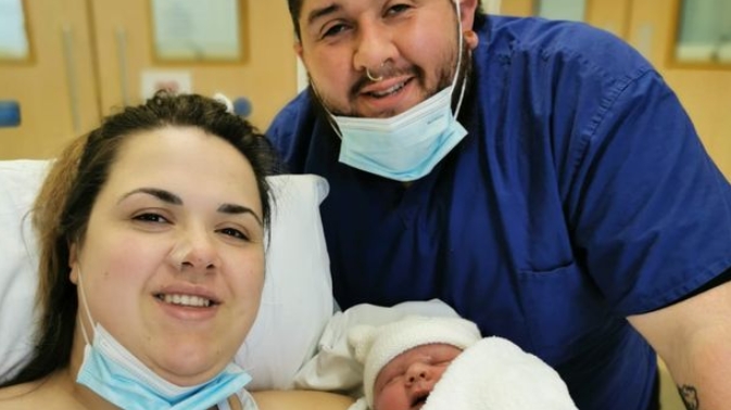 O sarcină cu surprize! A născut un bebeluș care cântărea dublu față de un copil obișnuit. „A fost nevoie de doi oameni pentru a-l scoate”