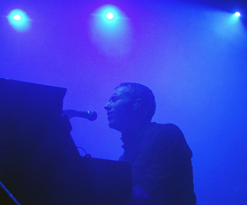Chris Martin de la Coldplay cântă la Gwinnett Center Arena din Duluth, Georgia pe 6 martie 2003. Foto: Profimedia