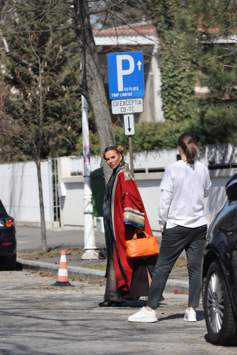 Anna Lesko se uită "obraznic" în obiectiv   (Foto: CANCAN.RO)