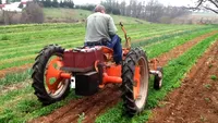 Tragedie în județul Vrancea! Un bărbat a murit strivit de un tractor, în timp ce ara