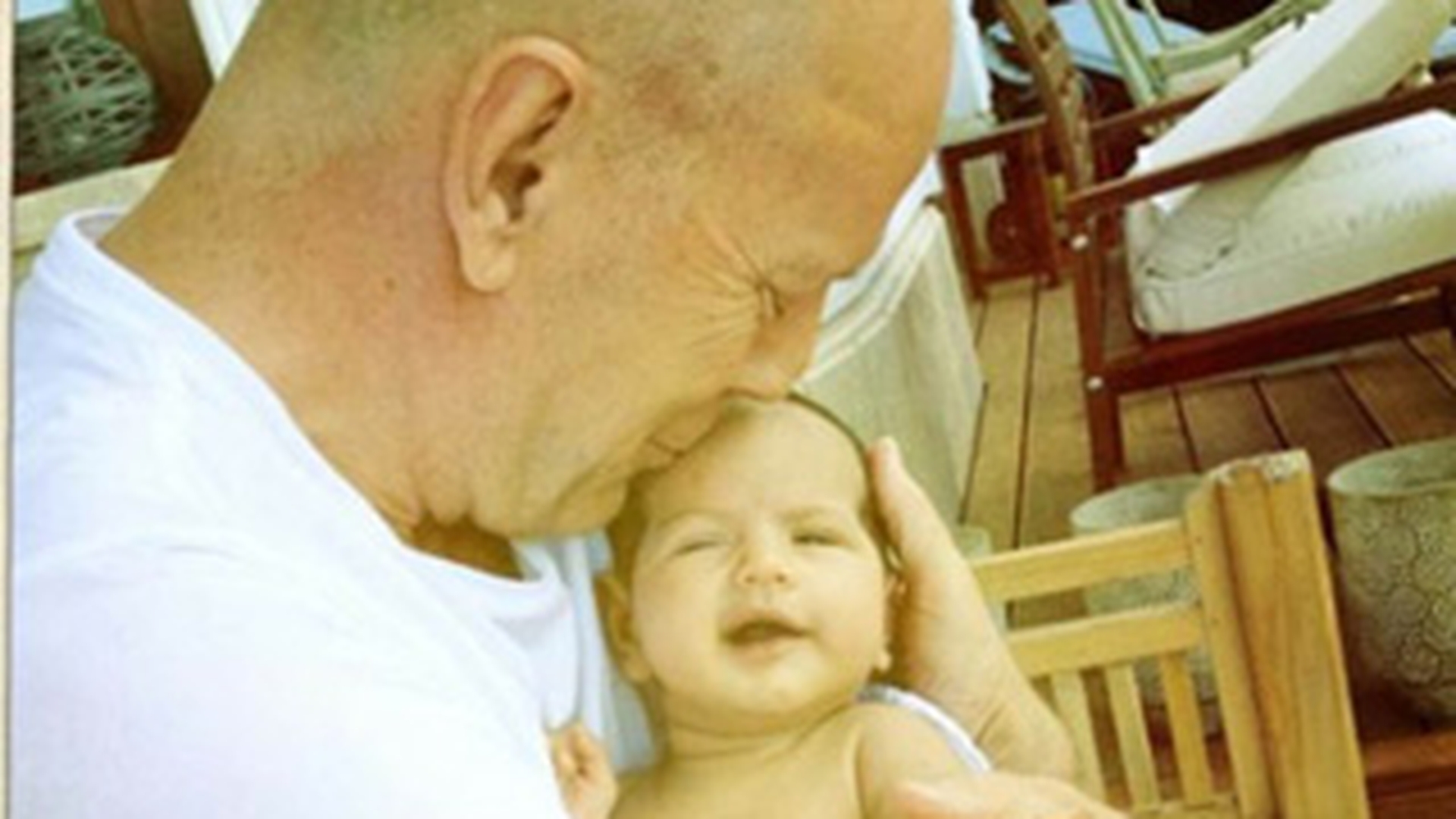 Prima fotografie cu fetita nou-nascuta a lui Bruce Willis! Starul s-a mutat cu familia la Budapesta