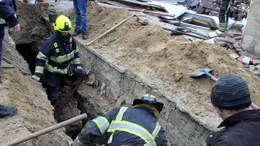 Alba: Un bărbat care lucra la canalizare a murit după ce un mal de pământ s-a surpat peste el