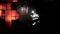 A rămas sub cerul liber. Casă mistuită de foc în Argeș