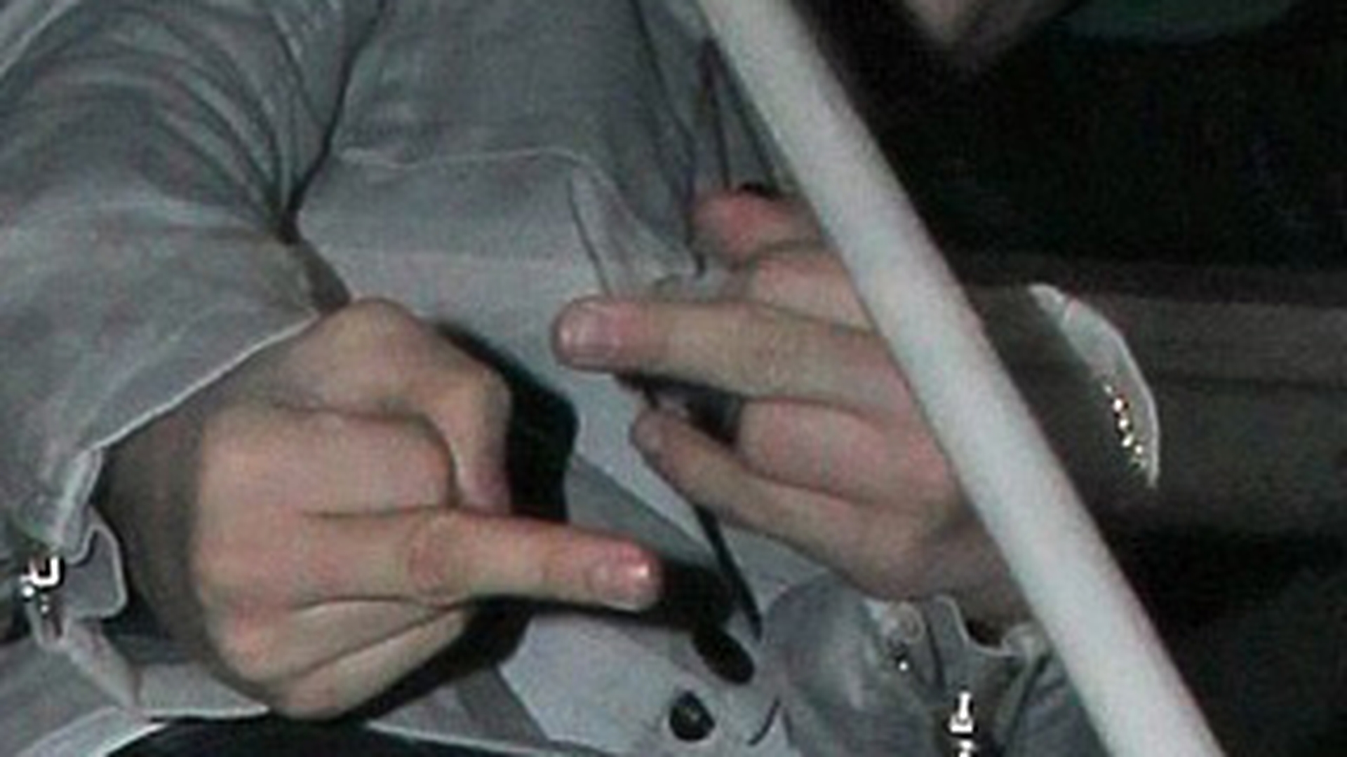 Justin Bieber le-a aratat degetul mijlociu fotografilor care-l urmareau prin Londra!