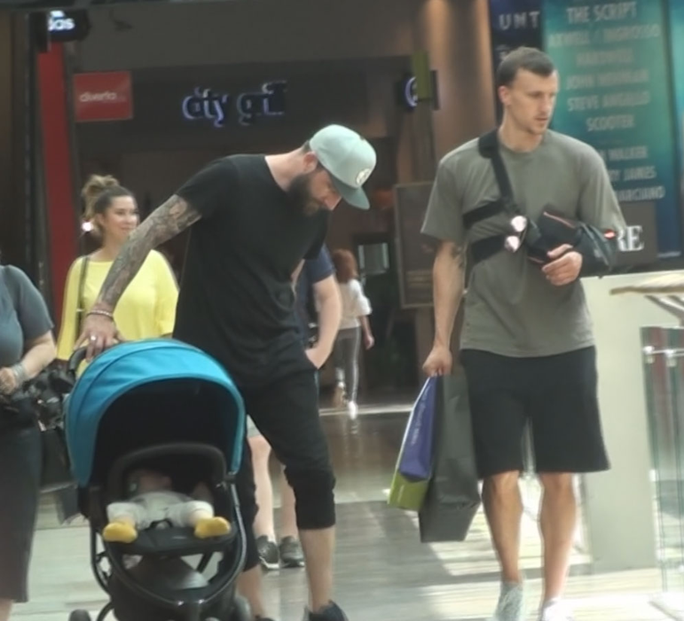 Operat la umăr, Vlad Chiricheș s-a relaxat în mall, în compania unui prieten