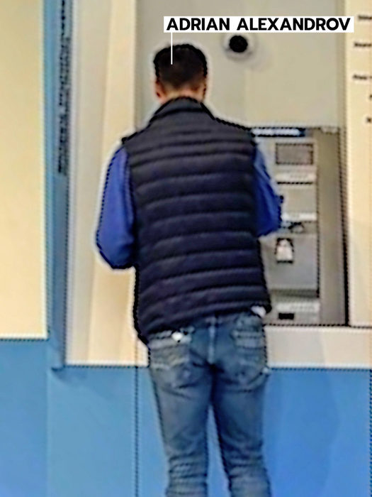 A retras de trei ori bani din bancomat / (Sursa: CANCAN.RO)