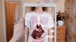A apărut tricoul care te-nvaţă anatomie! Află cum îţi poţi vedea organele interne cu ajutorul lui şi al unui smartphone!