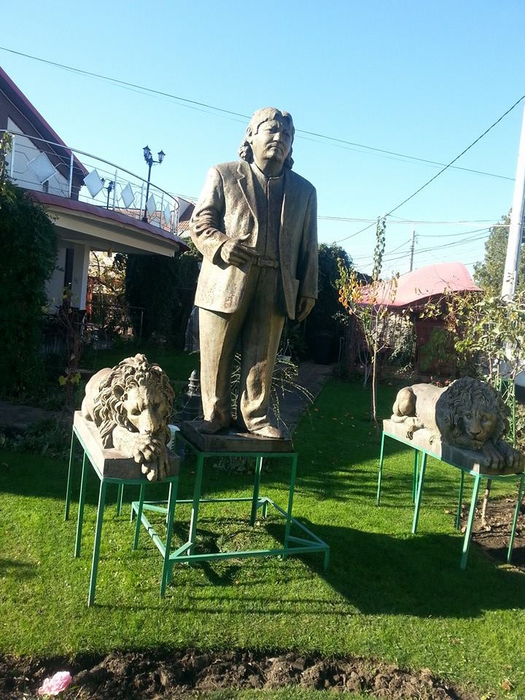 Titu Tudosie și-a făcut statuie în curte