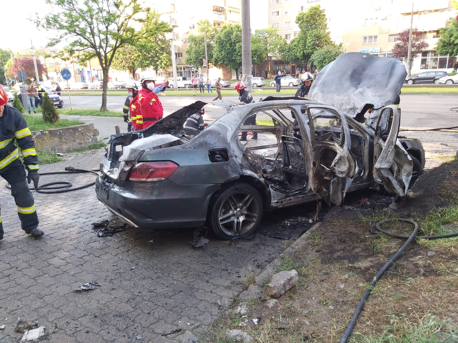 Incendiu în Arad. Un bărbat a fost găsit mort în flăcări, într-o mașină care a ars