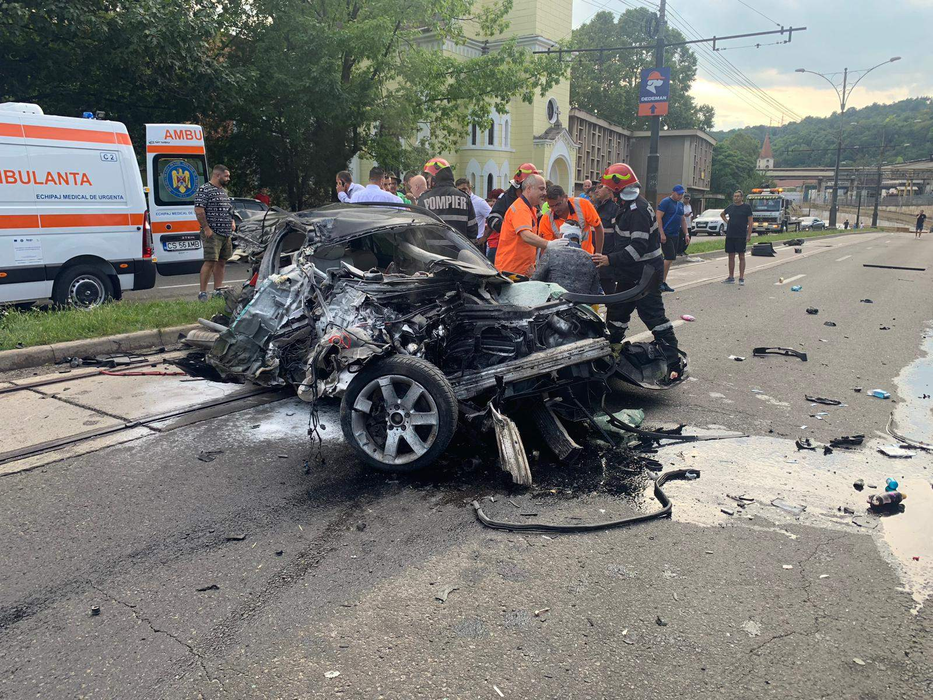 Un mire a provocat un accident înfiorător în Reșița, după ceremonia civilă © ISU Reșița 