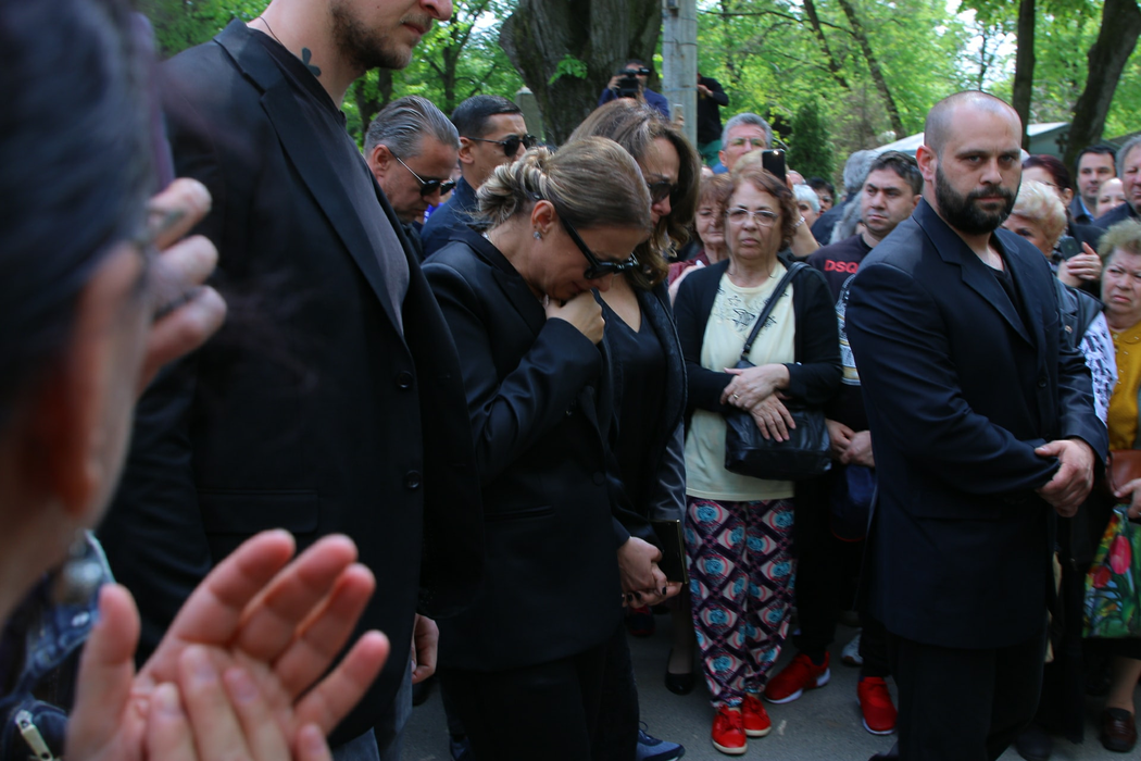 Anamariei Reghecampf i s-a făcut rău la pomana mamei sale! Era să leșine la mormântul Ionelei Prodan. A fost dusă acasă pe brațe