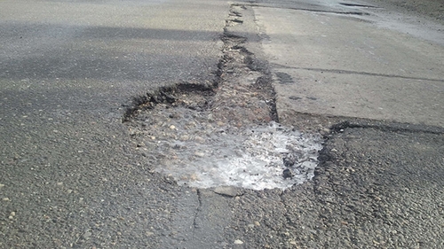 Patania incredibila a unui sofer din Bucuresti! Barbatul, la un pas sa fie amendat pentru ca si-a avariat masina intr-o groapa