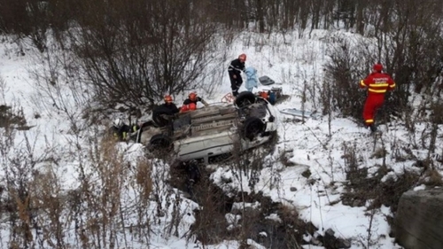 Accident grav pe DN1. Trei oameni au rămas încarceraţi, după ce maşina în care erau s-a răsturnat