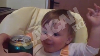 De-a dreptul FENOMENAL! Uite cum tanjeste dupa bere un copil de doar un an! Razi de lesini de reactiile lui!
