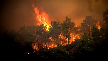 Românii trăiesc un calvar în Rodos, după ce zona a fost cuprinsă de incendii. Cod roşu emis de autorităţi