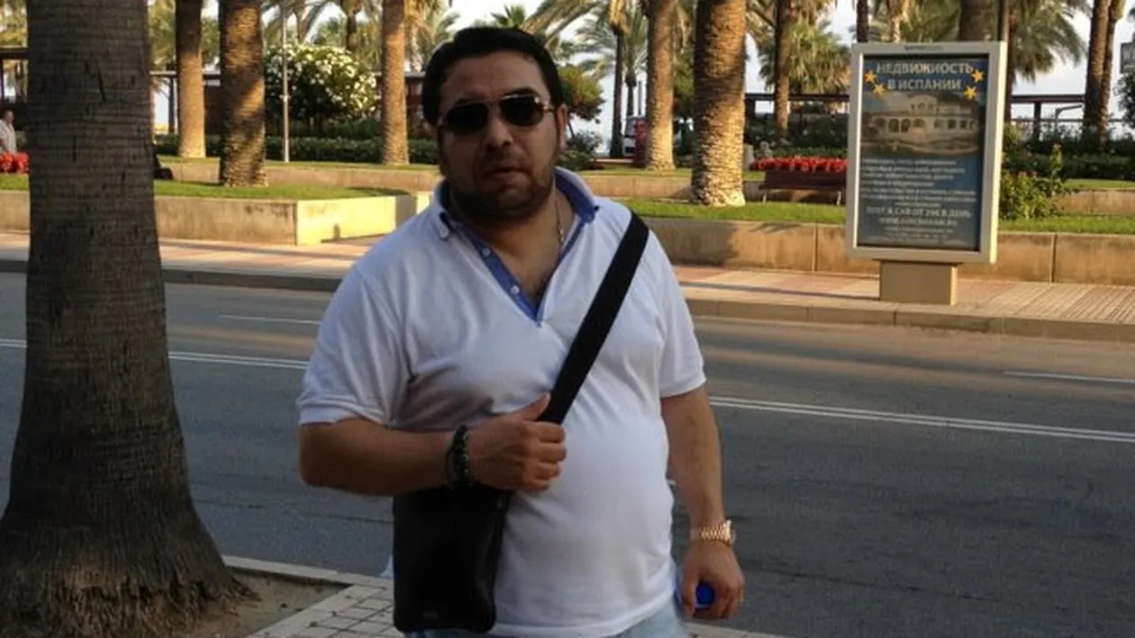 Dan Bursuc are un stil aparte de a-si asorta accesoriile! Poarta plastic si magneti printre zecile de diamante montate in aur!