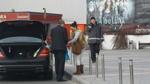 Oana Niculescu Mizil duce cadouri la mall. Plimbata cu limuzina de la magazinul de mobila la mall!