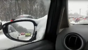 Un biciclist a făcut furori pe străzile troienite din București! Cum s-a îmbrăcat acesta, deși Capitala e sub cod portocaliu de ninsori viscol