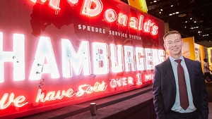 CEO‑ul McDonald’s, Chris Kempczinski, dă vina pe mama sa pentru clipul viral cu burgerul. Cum se scuză după gafa colosală comisă