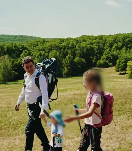 Nicușor Dan și familia lui s-au plimbat în natură/ Sursa foto: TikTok