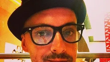 Un celebru solist roman a trait clipe de groaza in avionul depresurizat! O fiinta draga lui a ramas fara aer. Vezi cum au scapat