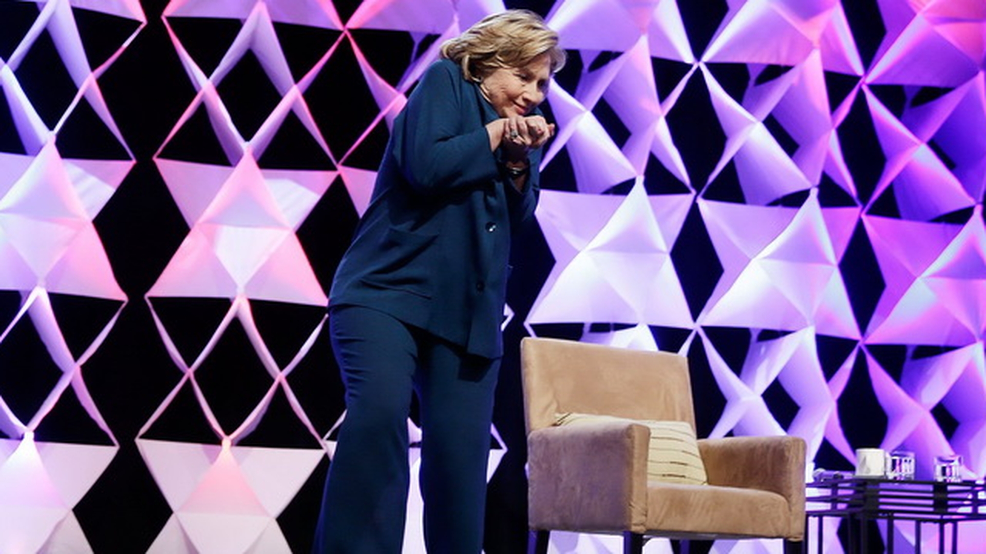 Hilary Clinton a fost ATACATA cu un pantof in timpul unei conferinte de presa! Ce gluma a incercat fostul secretar de Stat
