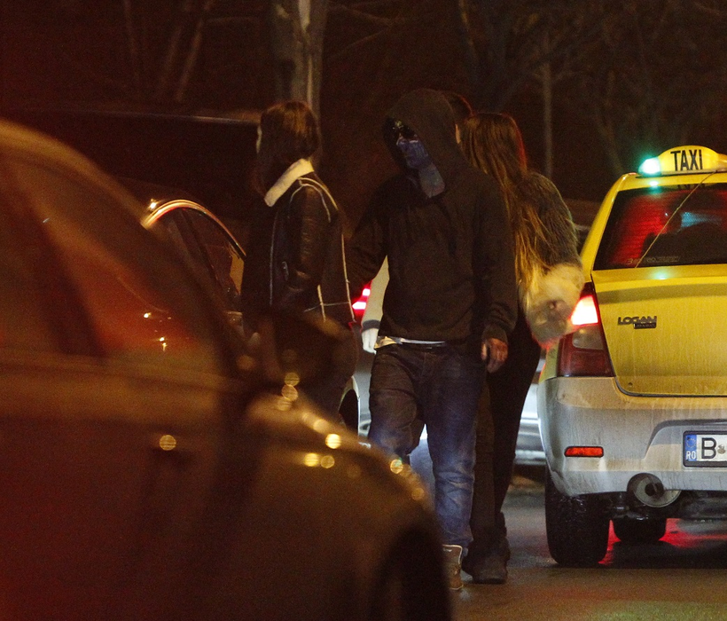 Solistul de la "Carla's Dreams", mascat și pe stradă (Foto: CANCAN.RO)