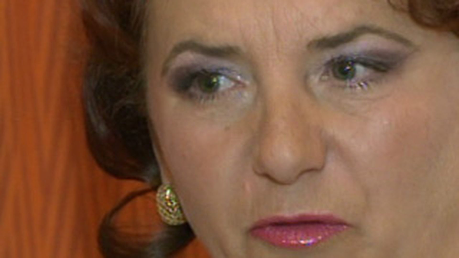 "Mama croseta si tata ii dadea cu cutitele pe deasupra capului!" Afla ce cantareata a avut parte de o copilarie de cosmar!