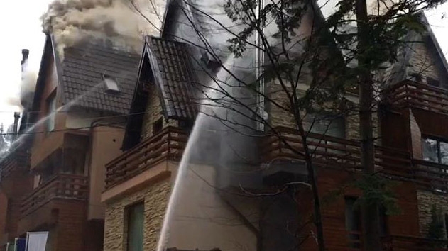 Hotel plin de turişti la Olăneşti, cuprins de un incendiu. 200 de persoane au fost evacuate
