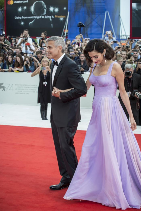 Prima apariţie pe covorul roşu a cuplului George şi Amal Clooney după ce au devenit părinţi! Cum arată soţia actorului după ce a născut gemeni!