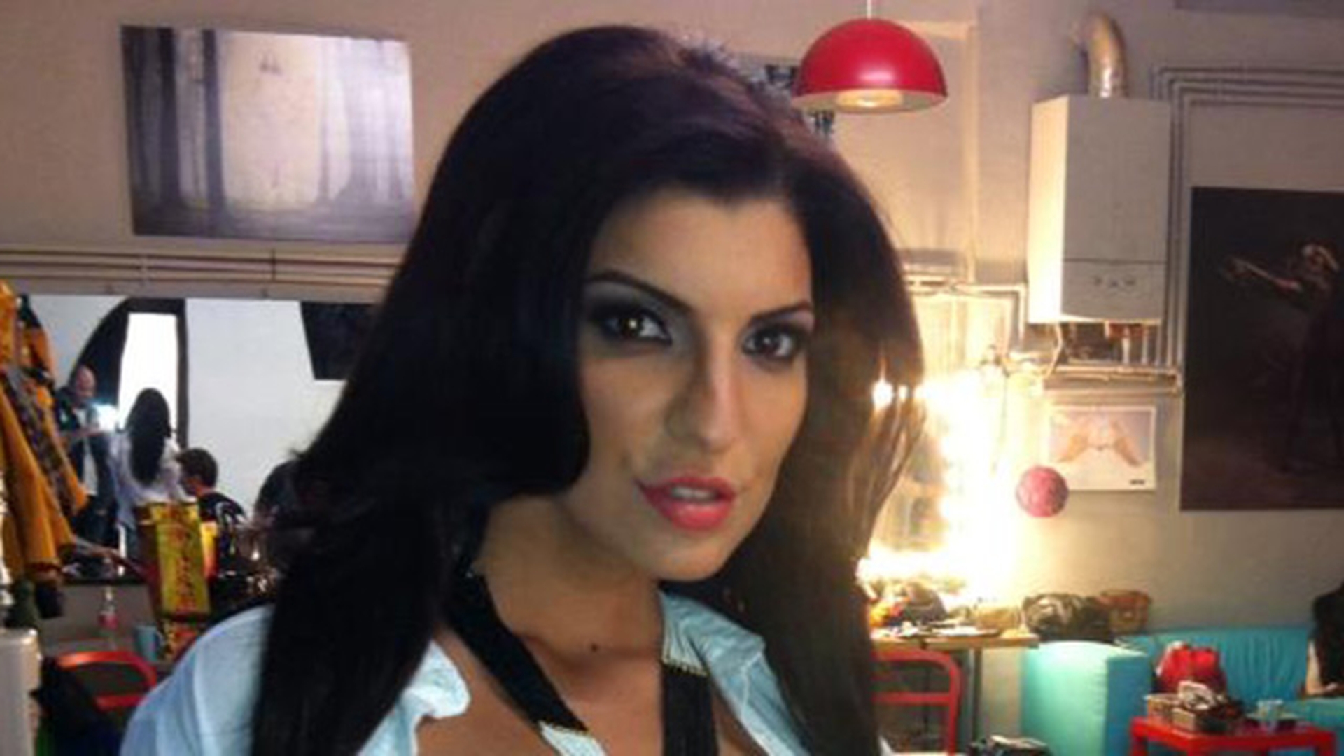Andreea Tonciu e in dilemă! Vrea să-şi facă un nou tatuaj, dar nu stie ce să aleagă! Ce îi recomanzi?