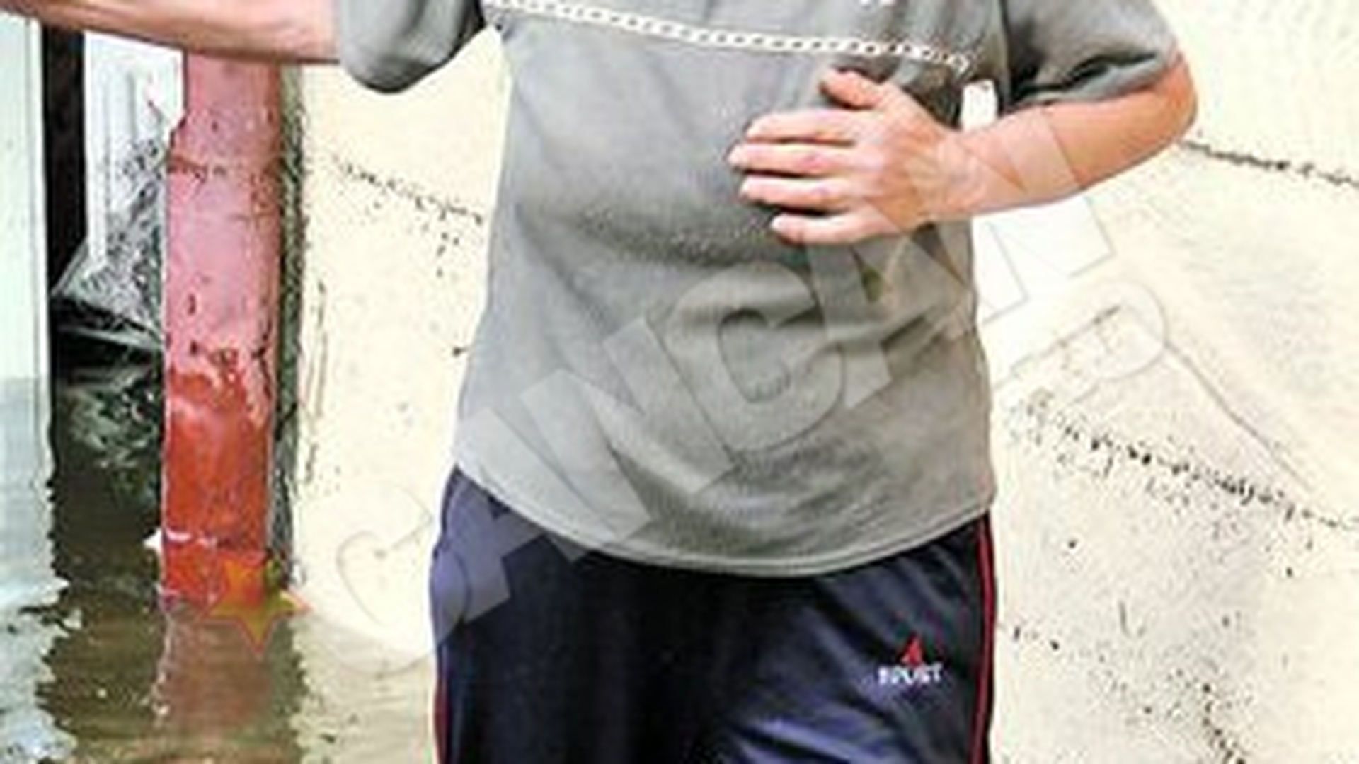 S-au trezit in casa cu apele barajului!