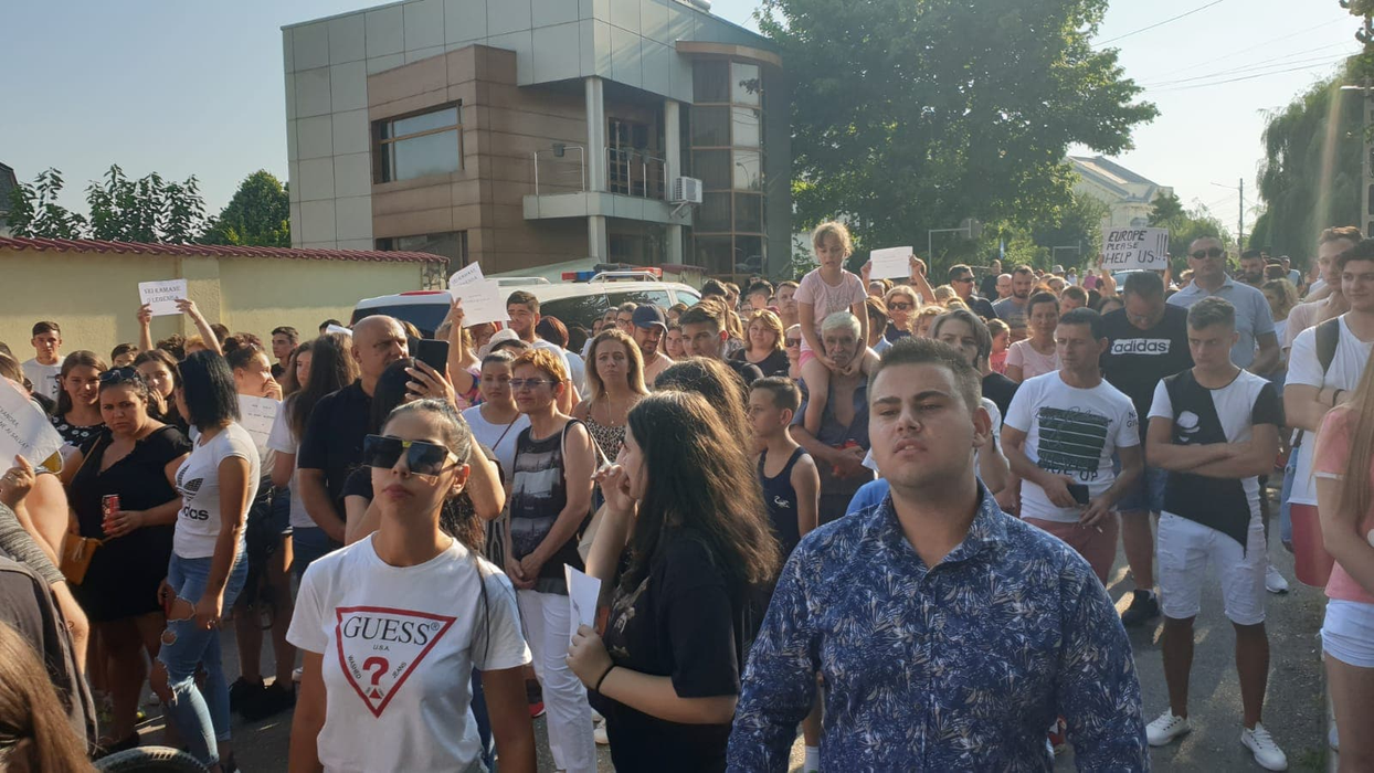 Sute de oameni protestează la Caracal