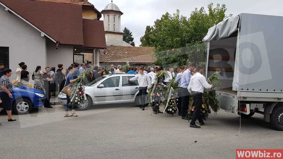 Imagini sfâșietoare de la înmormântarea polițistei care și-a ucis mama și bebelușul!