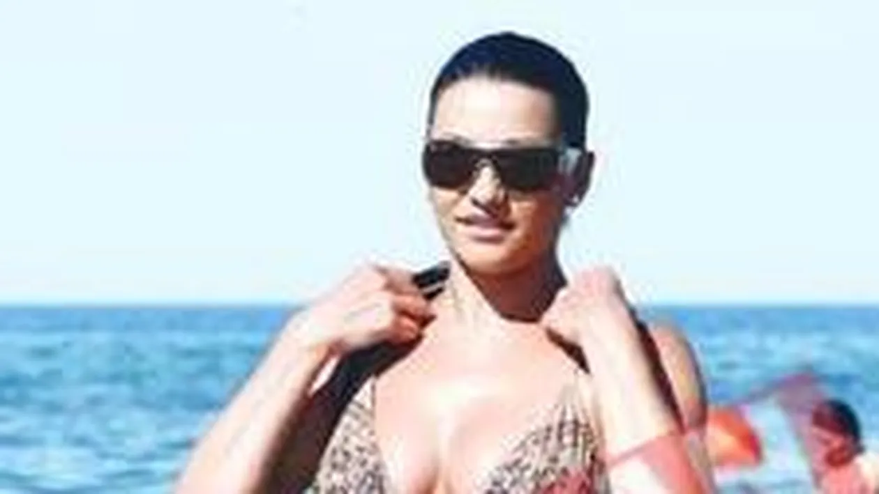 Claudia a asteptat in zadar invitatia la nunta fostei colege de trupa, Julia