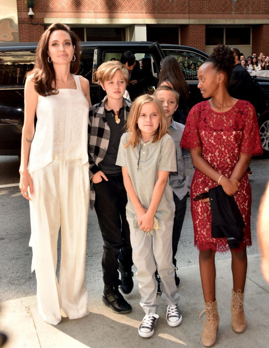 Angelina Jolie se mărită pentru a patra oară? La un an după divorţ, actriţa şi-a refăcut viaţa alături de un bărbat misterios