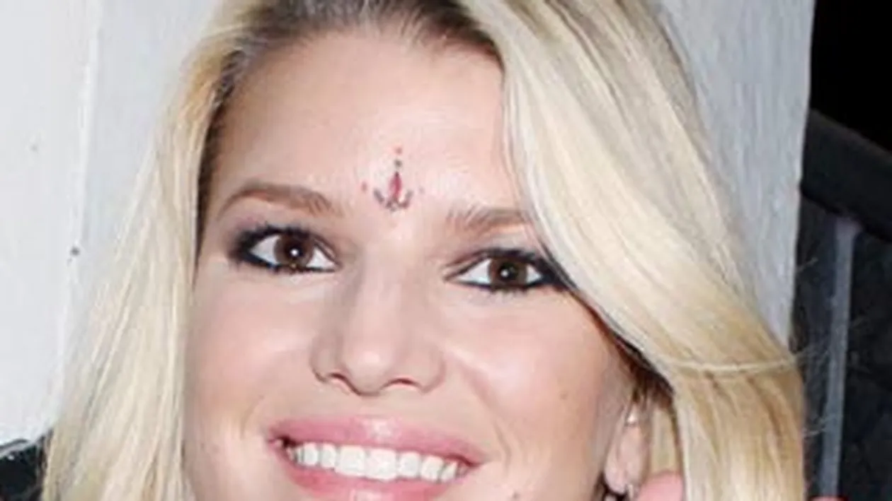 Jessica Simpson nu prea se spala pe dinti! Folosesc pulovarul sau apa de gura