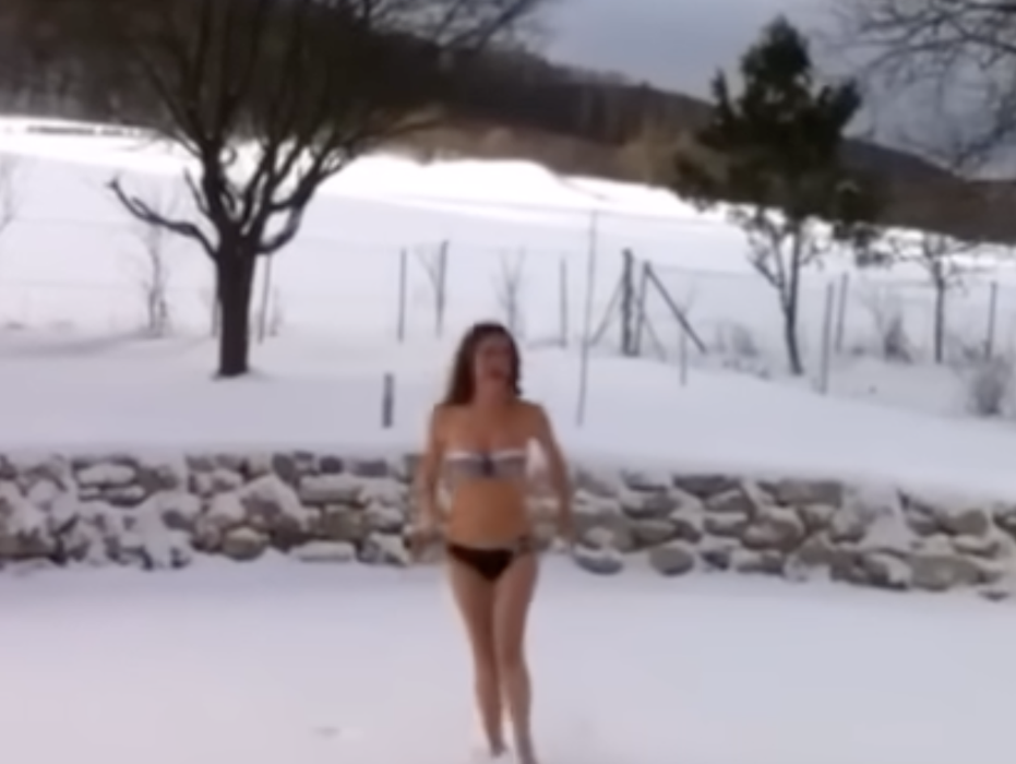 Cristela Georgescu, imagini geniale: a ieșit în costum de baie, în zăpadă. FOTO