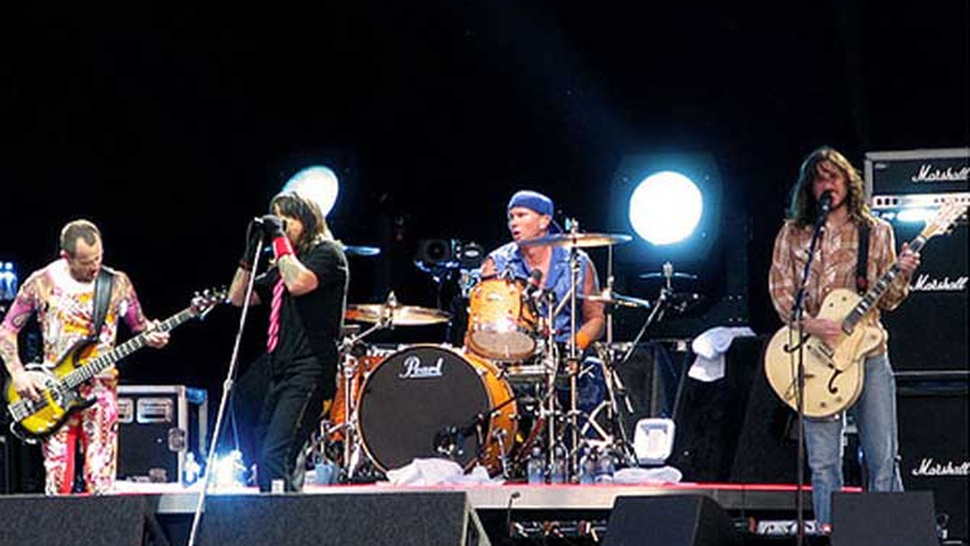 Cel mai HOT moment al celor de la Red Hot Chili Peppers! Au cantat "Under the Bridge" acompaniati de tot stadionul