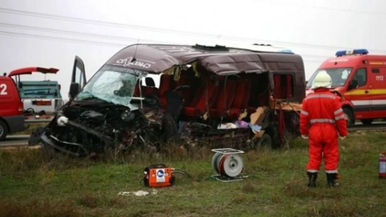 Accident grav in Bacau! 11 persoane au fost strivite intr-un microbuz!