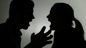 Doi soți din Mureș s-au luat la bătaie în incinta magazinului pe care îl dețin. Incredibil de la ce a pornit conflictul