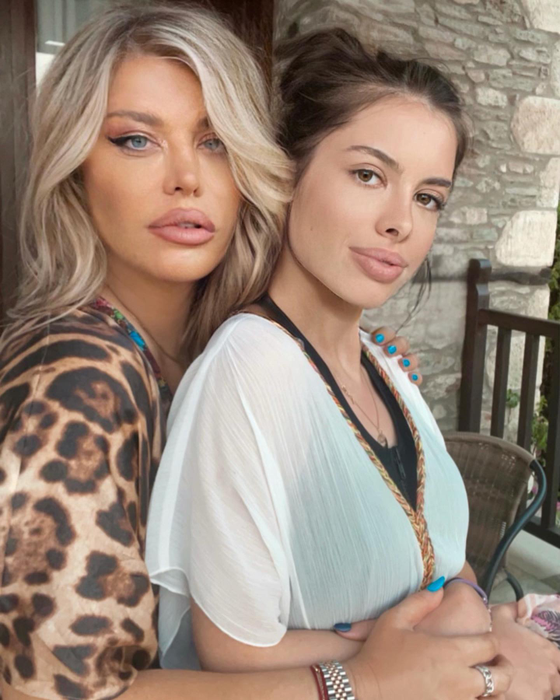 Loredana Groza, surprinsă în ipostaze incitante pe un iaht! Unii dintre fani au criticat-o dur: “Rușine să îți fie! / Zici că mă uit pe site-uri pentru adulți” | FOTO