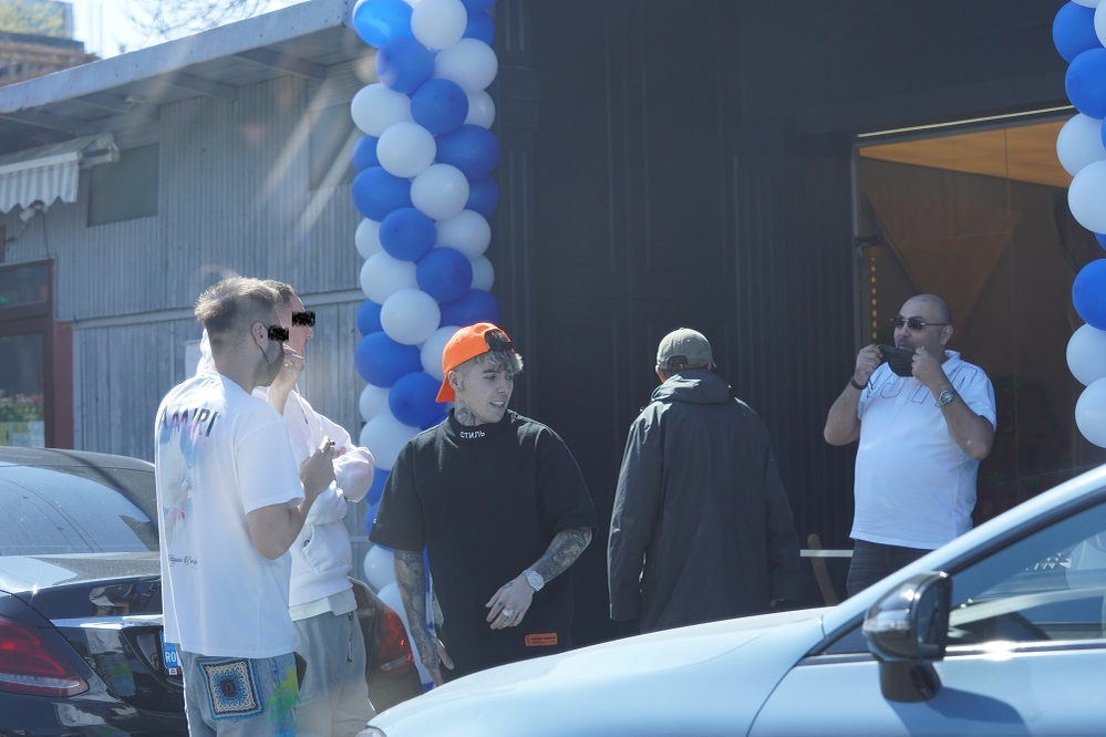 Lino Golden și Mario Fresh, la inaugurarea unei frizerii