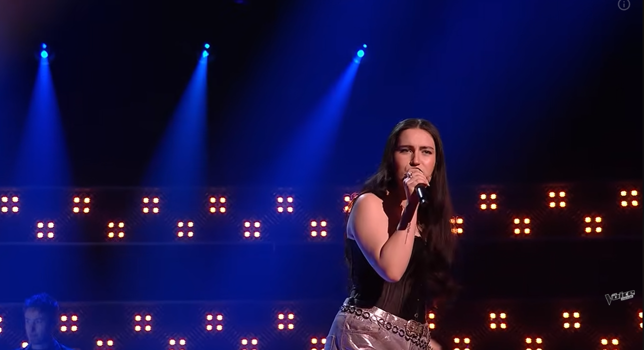 Cine este Teodora Sava, românca de 24 de ani care a întors toate cele patru scaune la The Voice UK