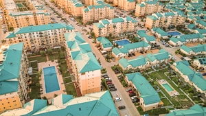 Cum se trăiește vara în Cosmopolis, cartierul cu cele mai multe piscine din România